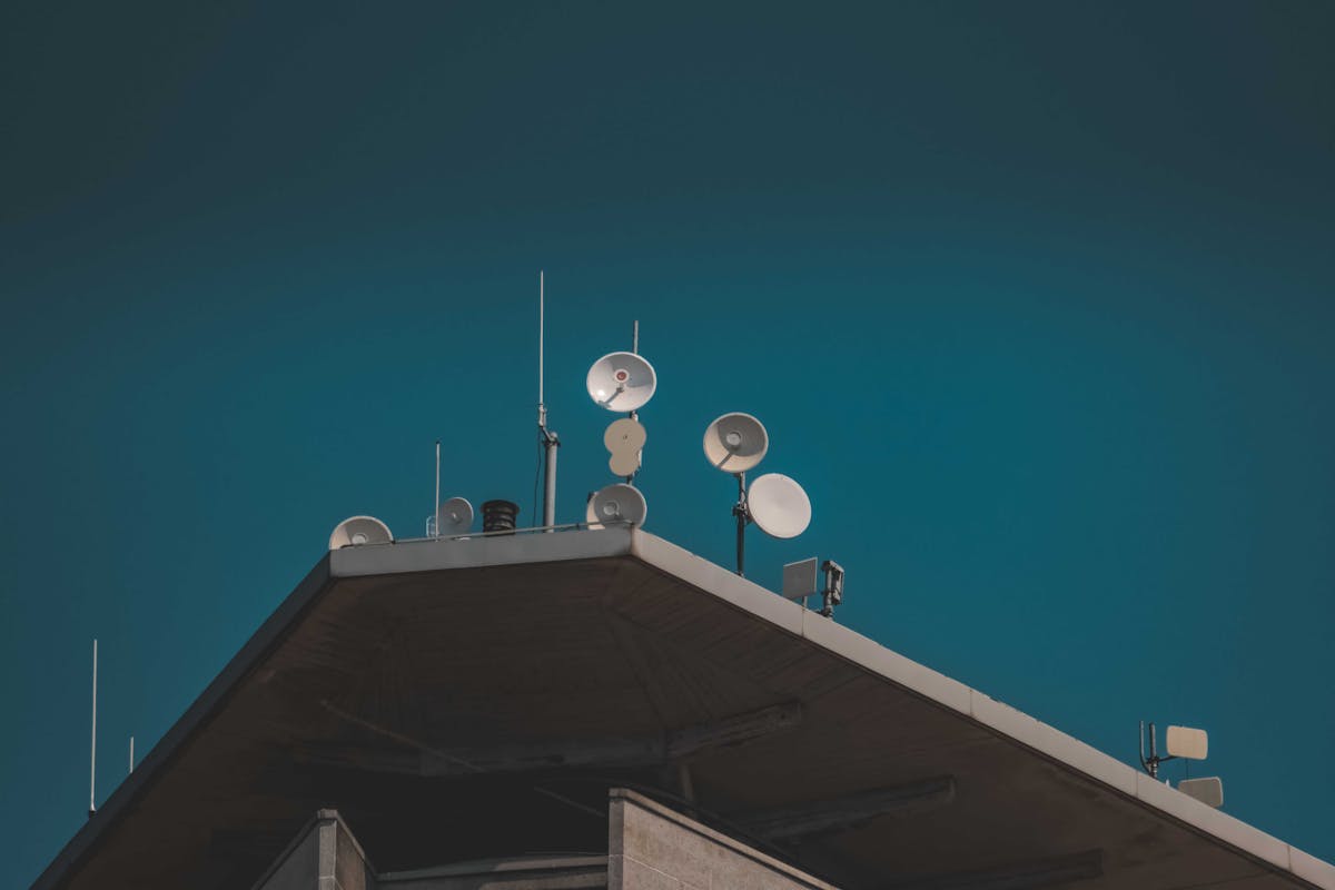 Antenne Starlink avec une vue dégagée sur le ciel