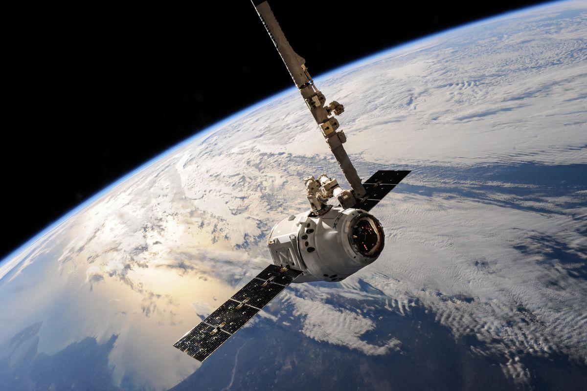 Satellite en orbite autour de la Terre assurant une connexion internet par satellite