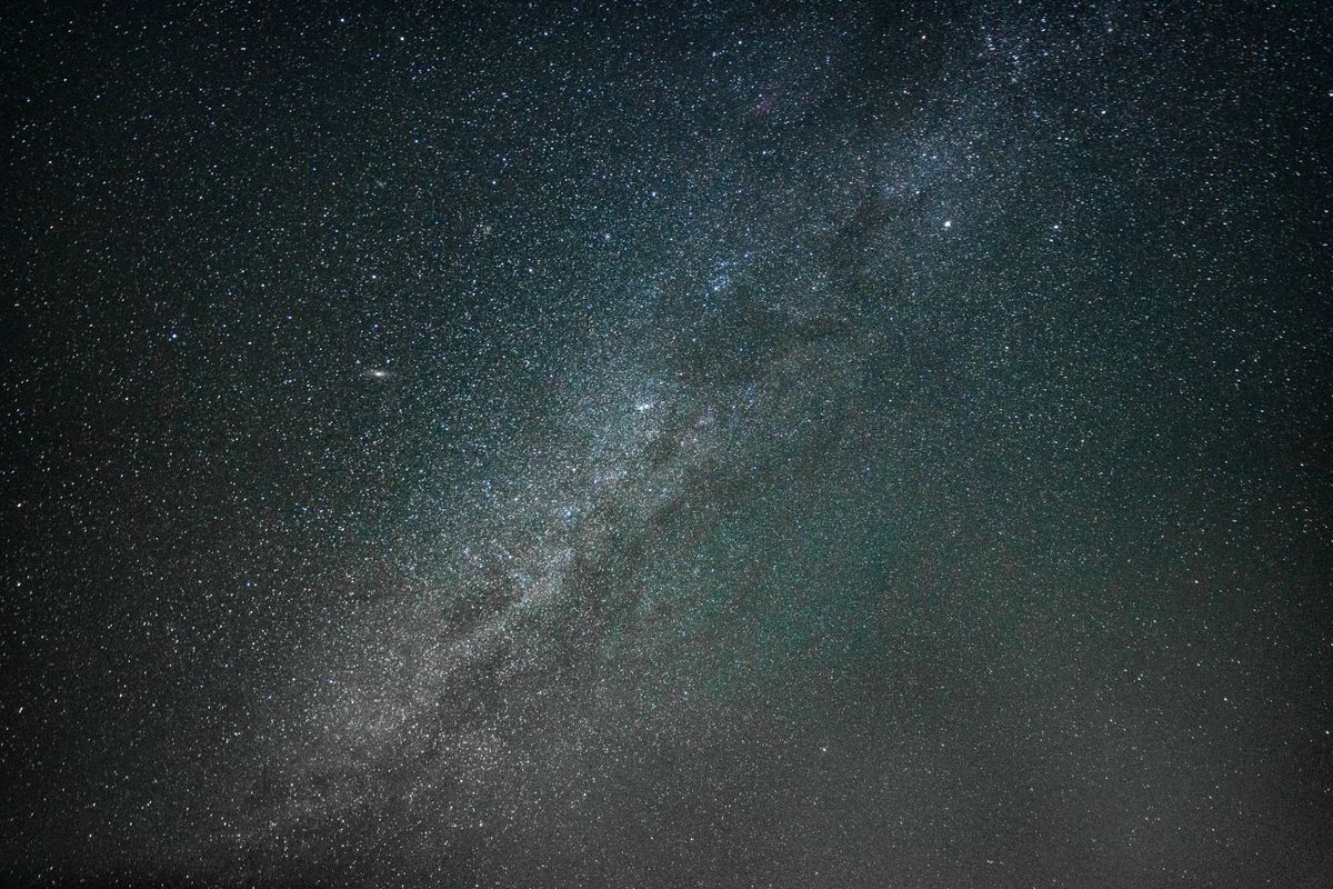 Ciel étoilé et voie lactée évoquant la constellation de satellites Starlink