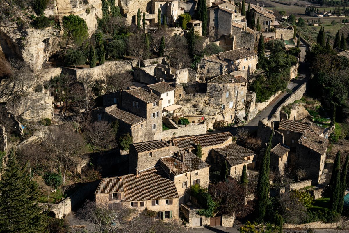 Village de pierre provençal perché dans le Gard