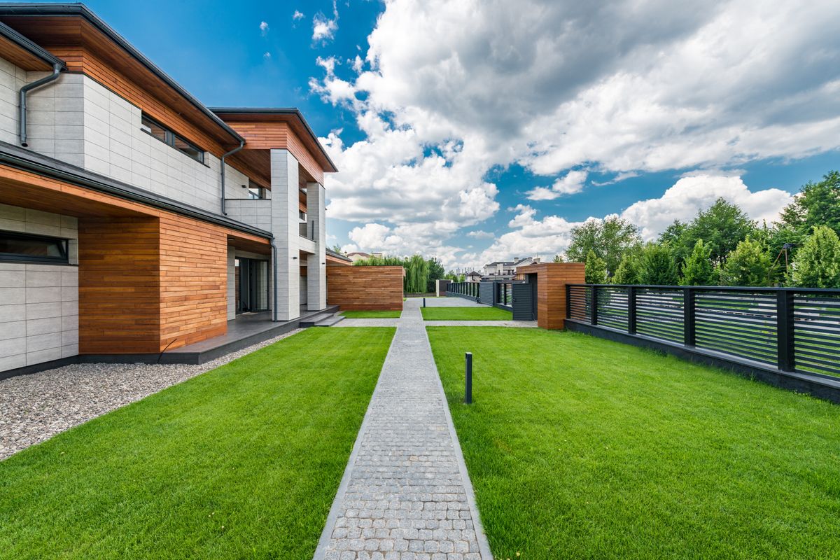 Maison moderne à la campagne sous un ciel bleu dégagé