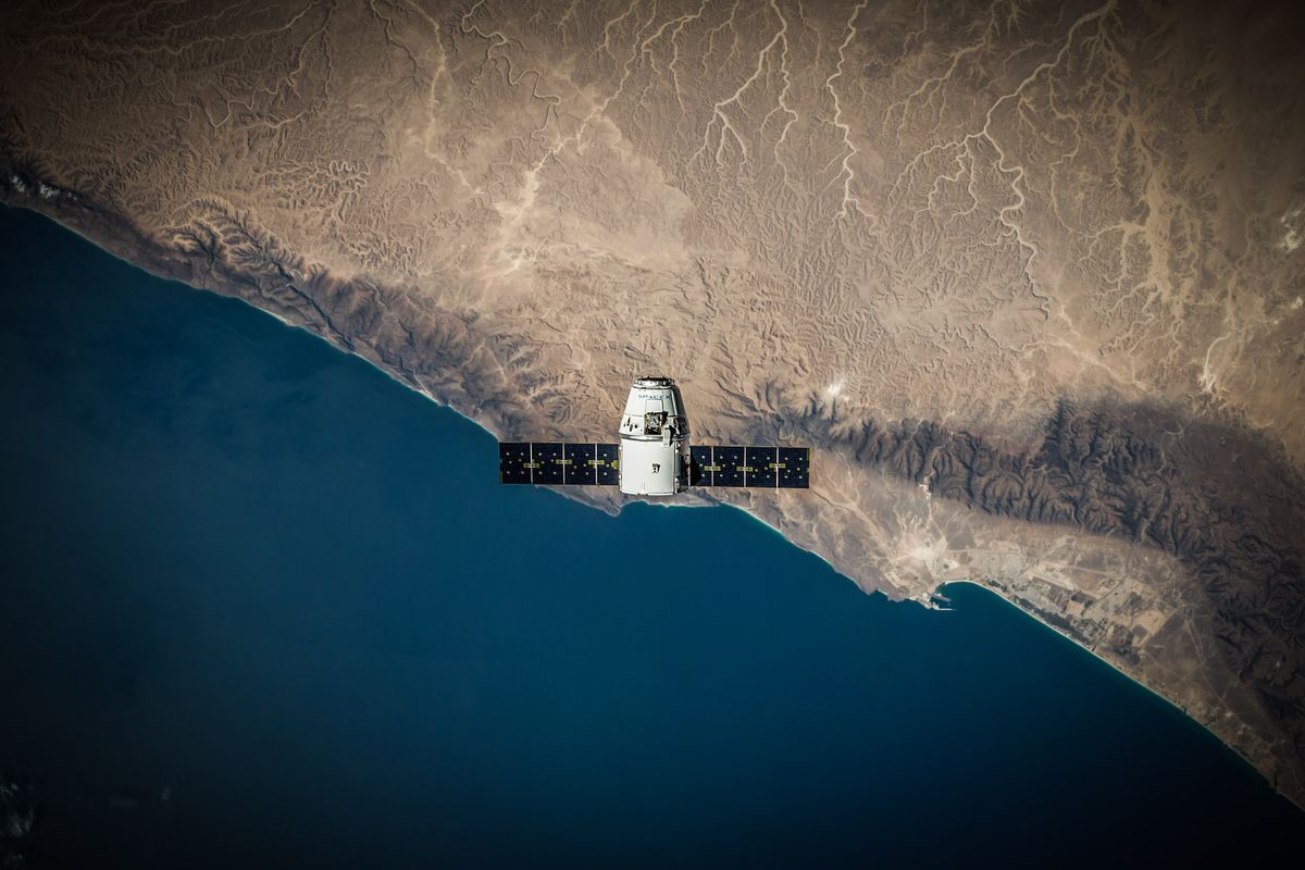 Satellite en orbite au-dessus de la Terre, technologie internet Starlink