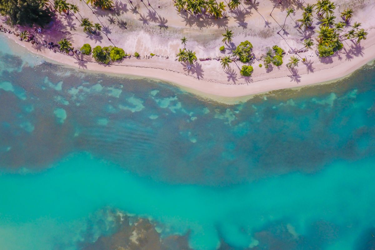Lagon turquoise et plage tropicale en Nouvelle-Calédonie