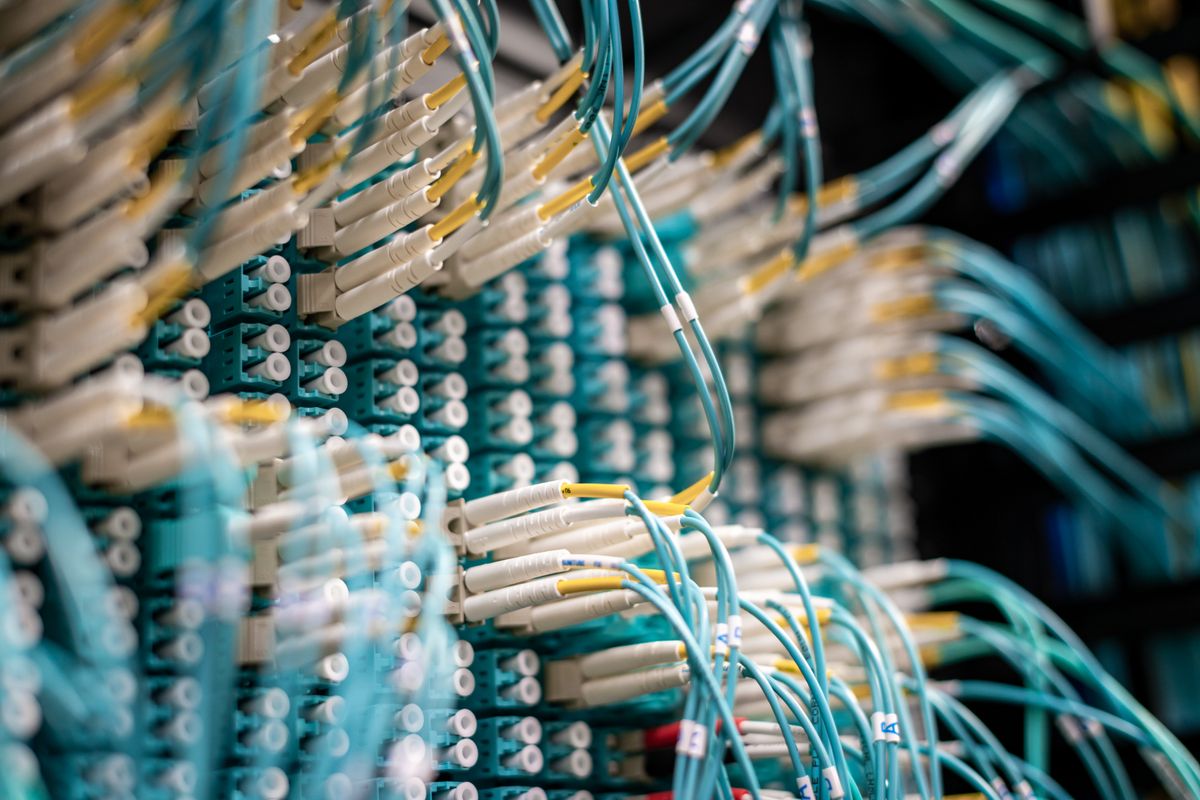 Comparaison Starlink et fibre optique, câbles de connexion réseau