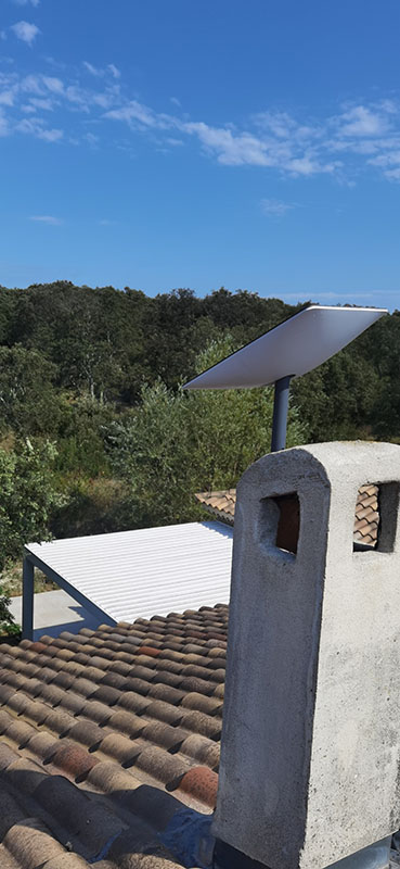 Antenne Starlink installée sur une bastide des Alpilles par un installateur Antenne-Adonis