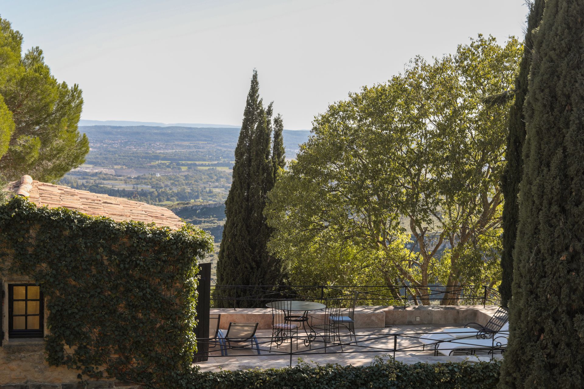 Gîte en pierre de Provence avec terrasse et vue sur la plaine, location saisonnière connectée en wifi